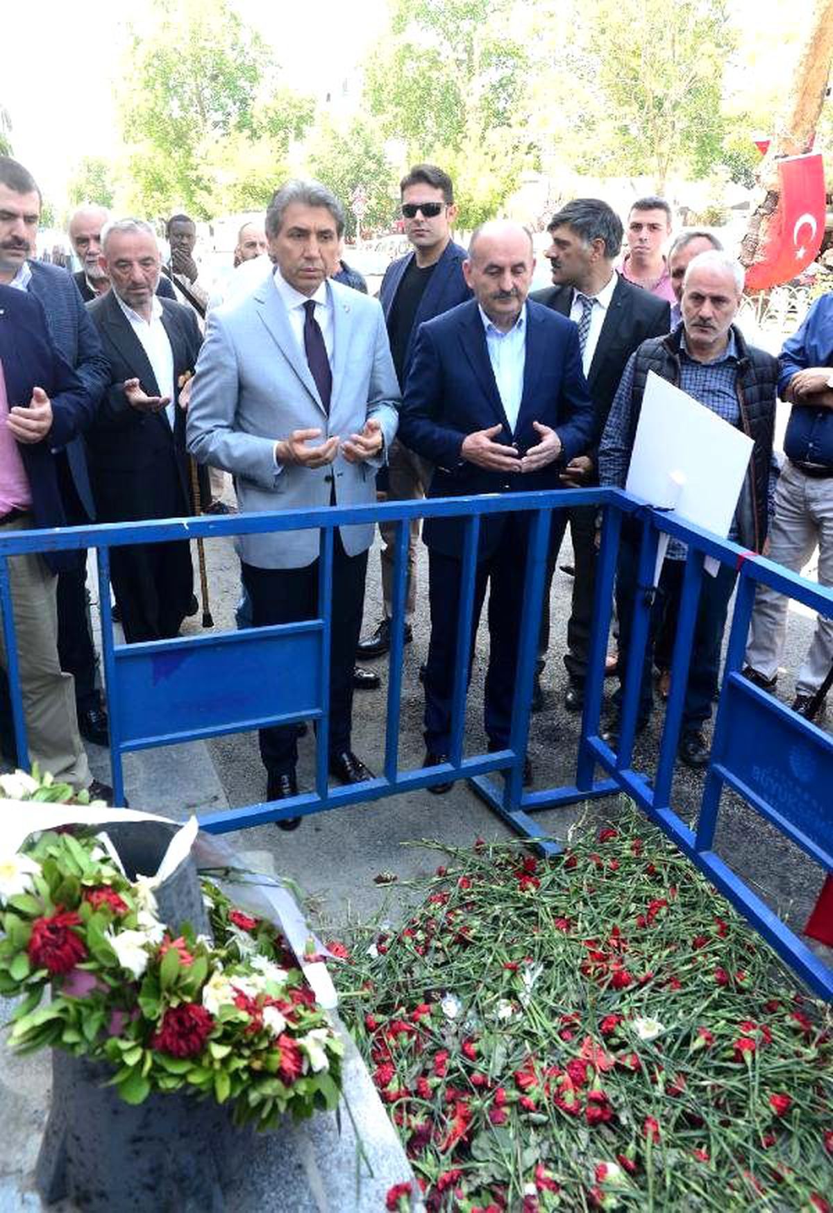 Sağlık Eski Bakanı Müezzinoğlu Vezneciler\'de Şehitler İçin Dua Etti