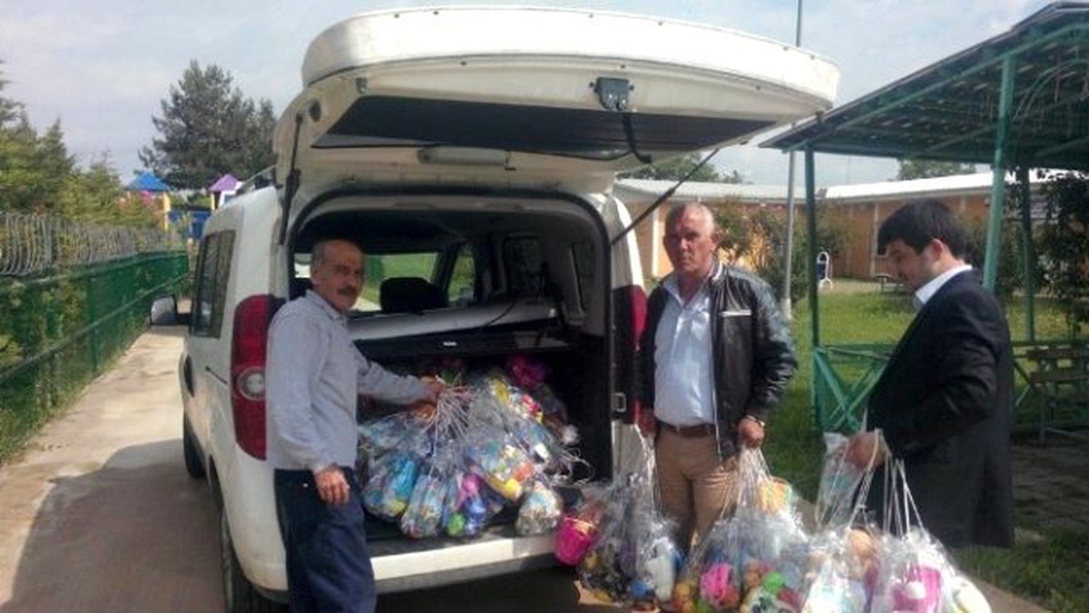 \'Sana Oyuncak Getirdim" ile Çocukların Yüzü Gülüyor