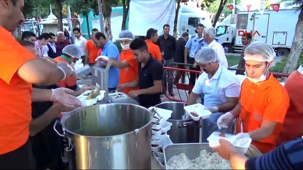 Şanlıurfa\'da Hastane Bahçesinde \'İmece Usulü\' İftar