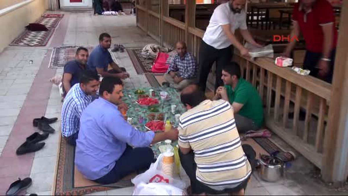 Şanlıurfa\'da Hastane Bahçesinde \'İmece Usulü\' İftar - Yeniden