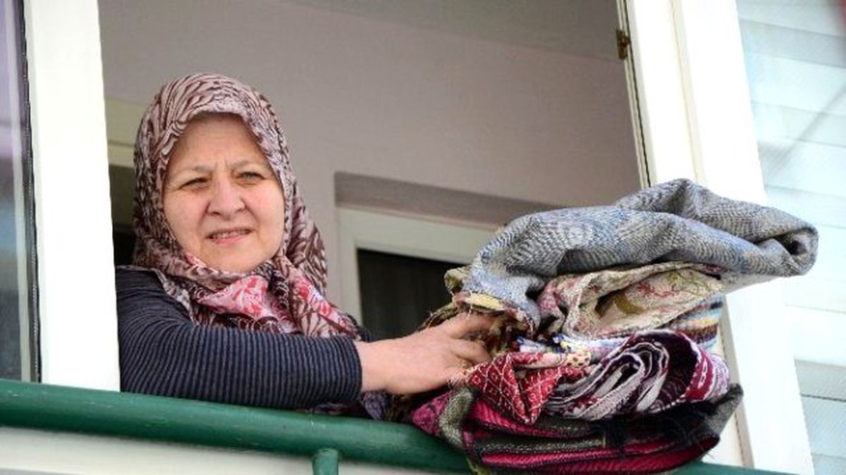 Süreyya Teyze, Cemaatin Temiz Zeminde İbadetini Yapmasını Sağlıyor