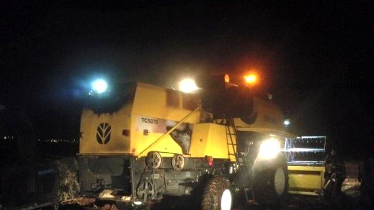 Tarlada Çalışan Biçerdöver Alev Aldı