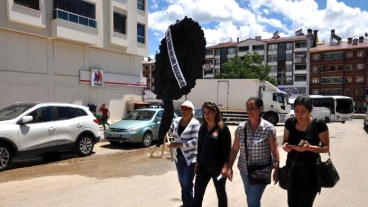 Tunceli\'de AK Parti Binasına Siyah Çelenk Bırakmak İsteyen CHP\'li Kadınlara Polis Engeli