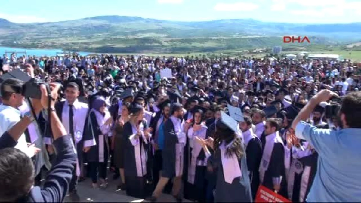 Tunceli Üniversitesi\'nin Mezuniyet Törenine 4 Bin Kişi Katıldı