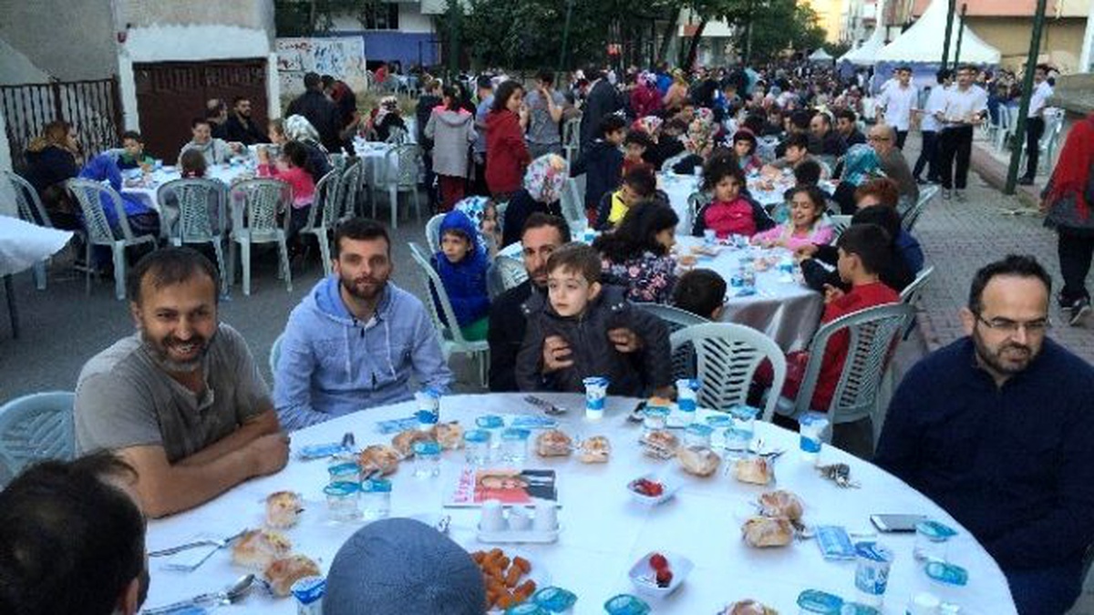 Ümraniye Belediyesi 10 Bin Vatandaşı Sokak İftarında Buluşturdu