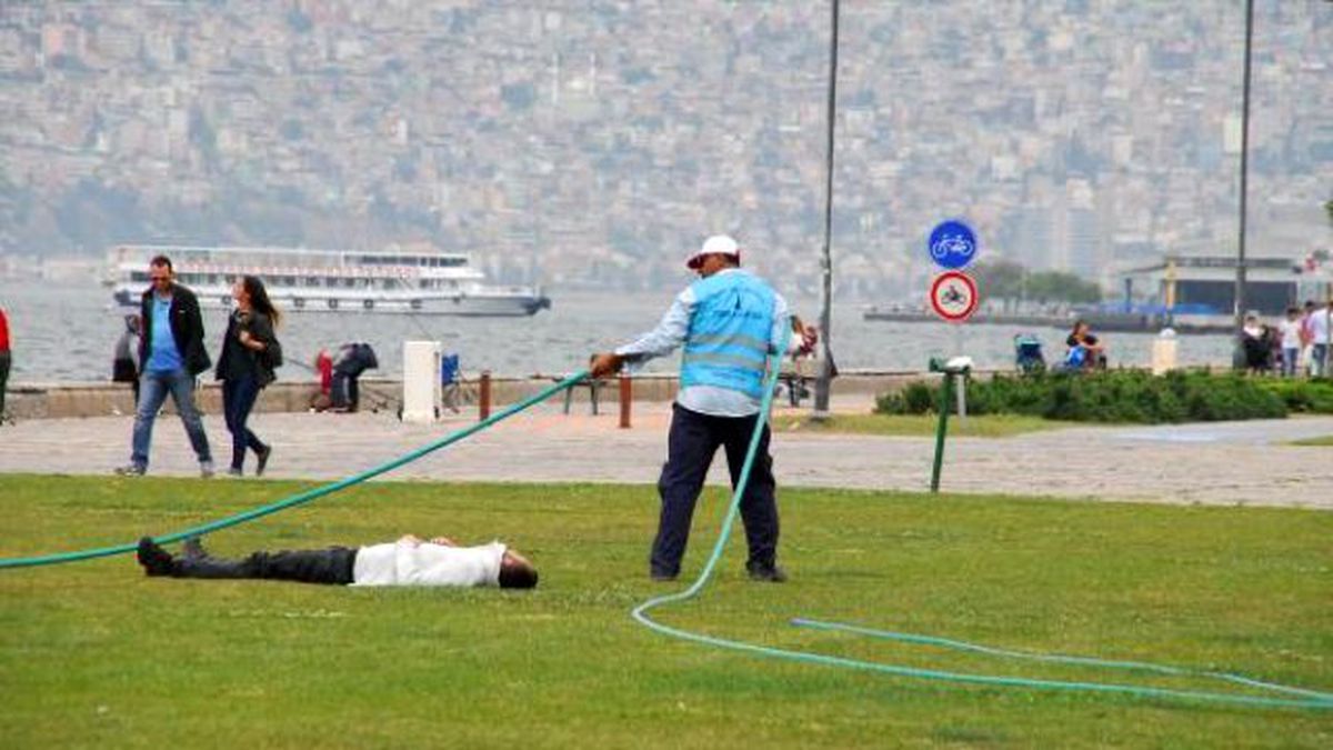 Uyanın Çimleri Sulayacağım\'