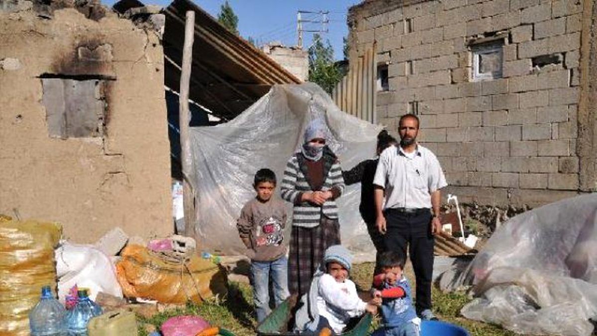 Yıkılan Evlerini Yanına Yaptıkları Barakada Kalıyorlar