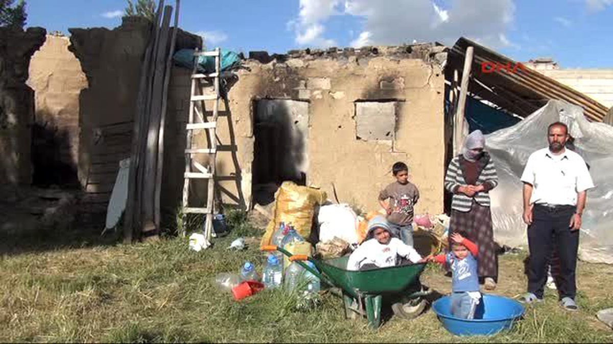 Yüksekova Yıkılan Evlerini Yanına Yaptıkları Barakada Kalıyorlar
