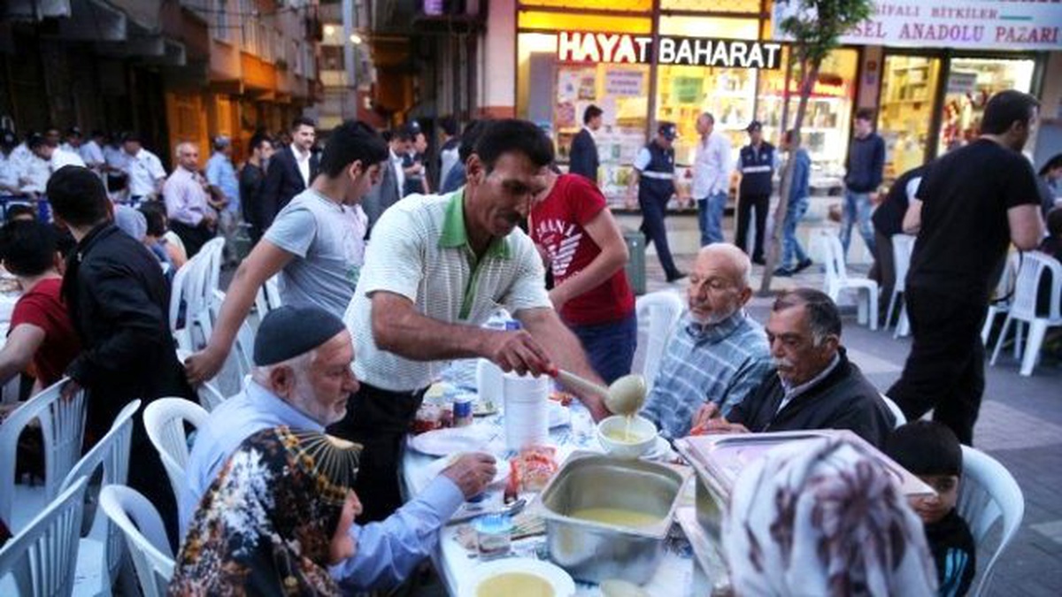 Zeytinburnu Belediyesi "Gönül Sofrası\'nda" 2 Bin Kişiyi Ağırladı