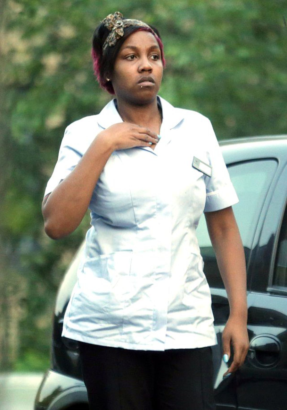 90 Yaşındaki Yatalak Hastanın Yanında Dekoltesini Açıp Poz Verdi