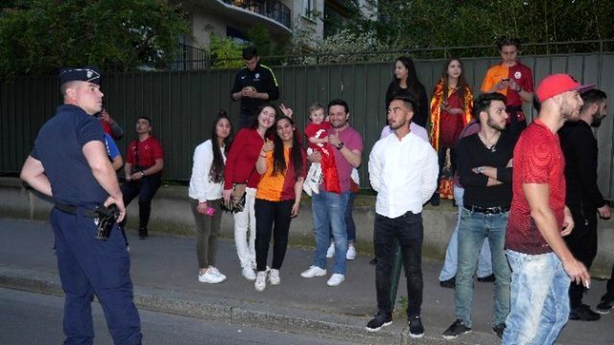 A Milli Futbol Takımı Paris\'e Geldi