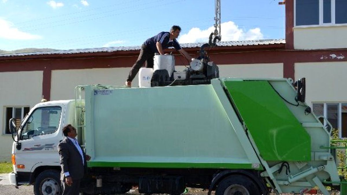Adilcevaz Belediyesi Cadde ve Sokaklara Gül Suyu Serpti