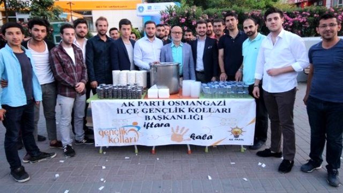 Ak Gençler, \'İftara Beş Kala\' Vatandaşın Yanında