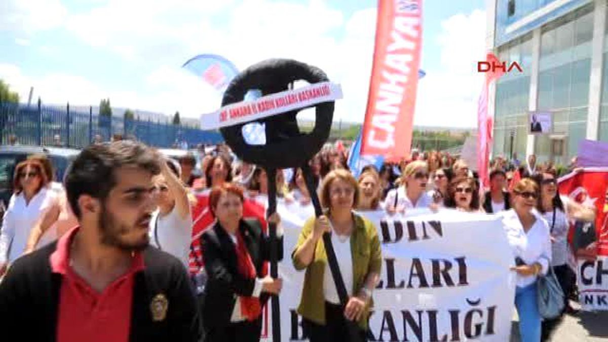 AK Parti Genel Merkezi\'ne Siyah Çelenk Bırakmak İsteyen CHP\'liler ile Polis Arasında Arbede