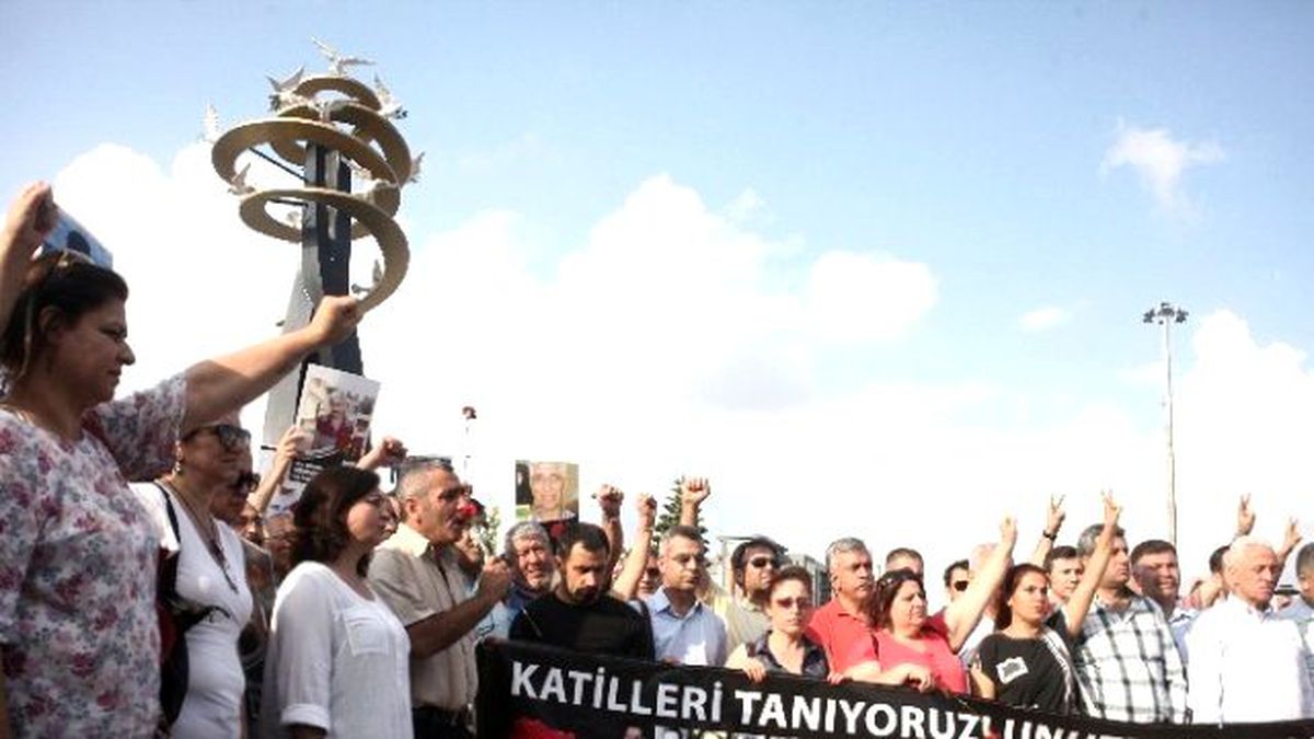 Ankara\'da Mitingde Ölen Vatandaşlar Barış Anıtı\'nda Anıldı