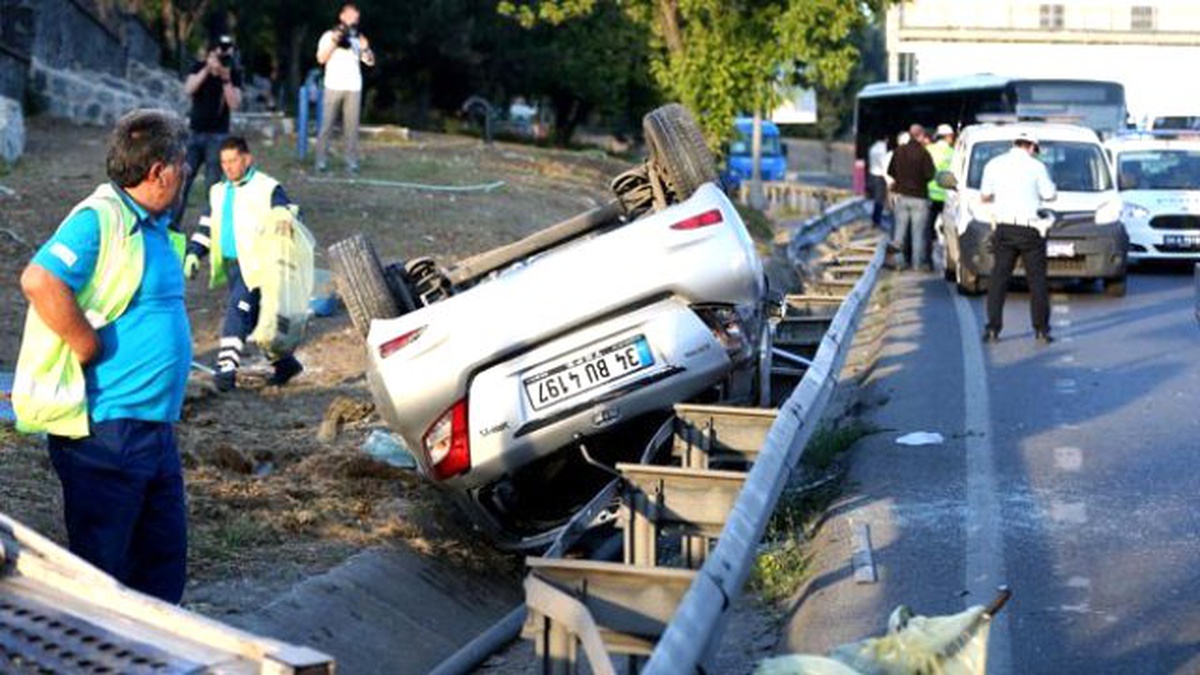 Bariyerlere Çarpan Otomobil Takla Attı: 4 Yaralı