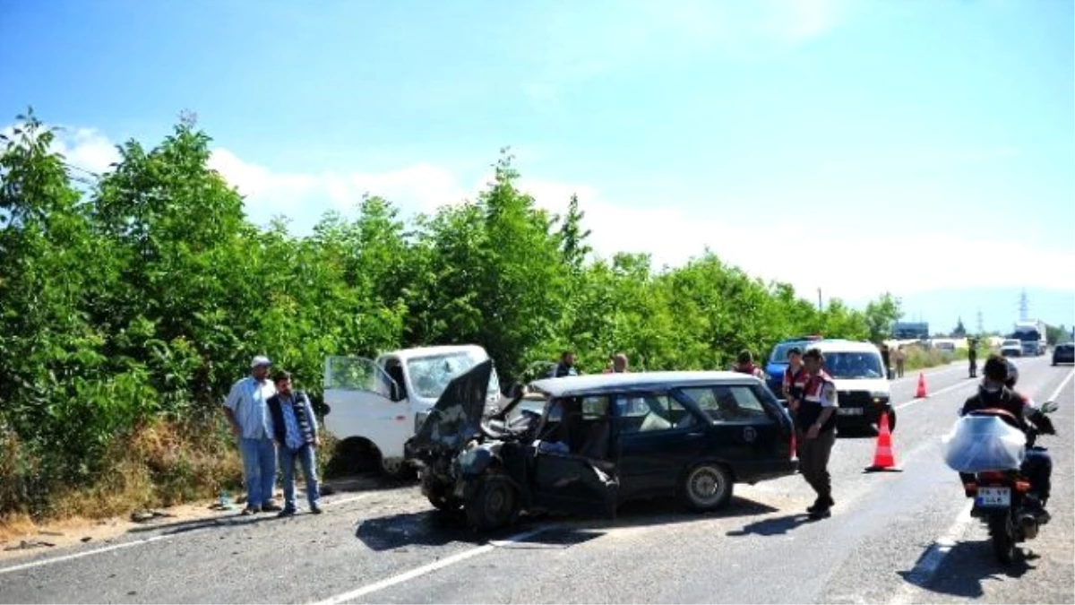 Bursa\'da Kamyonet ile Otomobil Kafa Kafaya Çarpıştı: 4 Yaralı