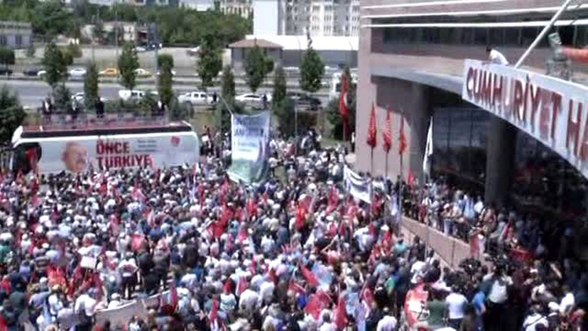 CHP Lideri Kılıçdaroğlu, Kendisine Destek İçin CHP Genel Merkezi?ne Gelen Partililere Hitap Etti - 2