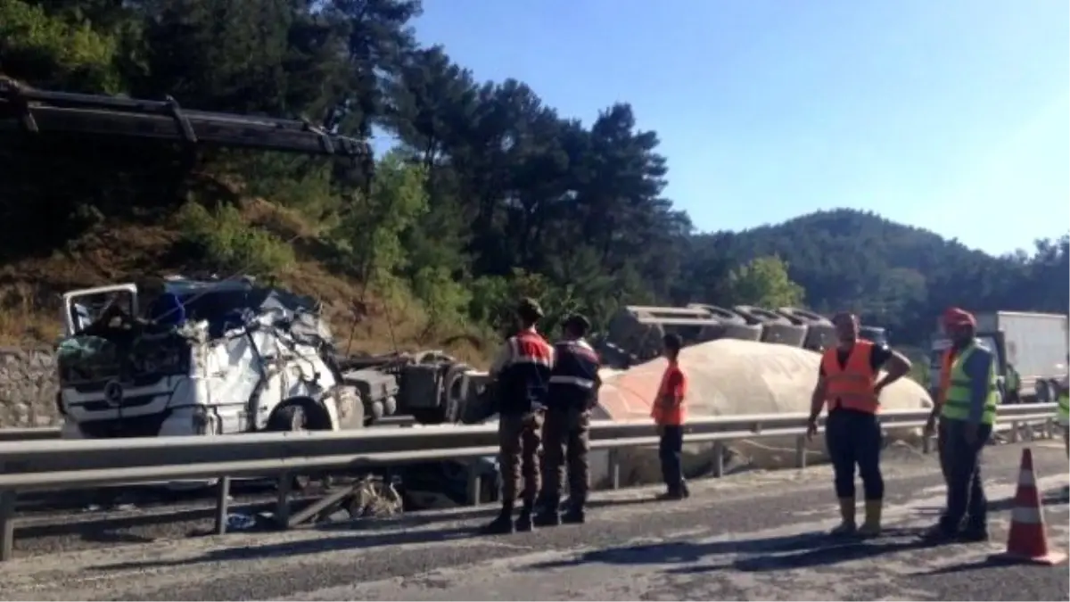 Çimento Yüklü Tır Devrildi: 1 Ölü