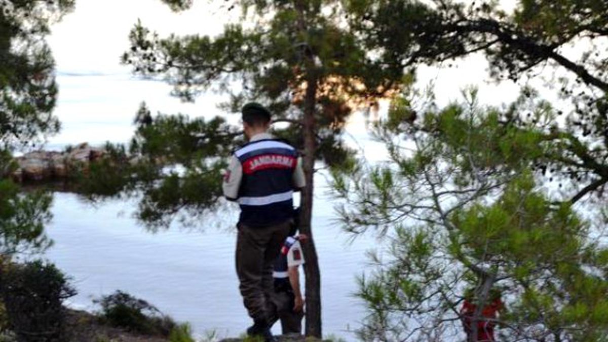 Denizde Kaybolan Yaşlı Adamın Cesedi Kayalıklara Vurdu