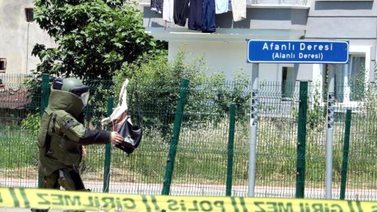 Dere Korkuluğuna Asılan 2 Kadın Çantası Bomba Paniğine Neden Oldu