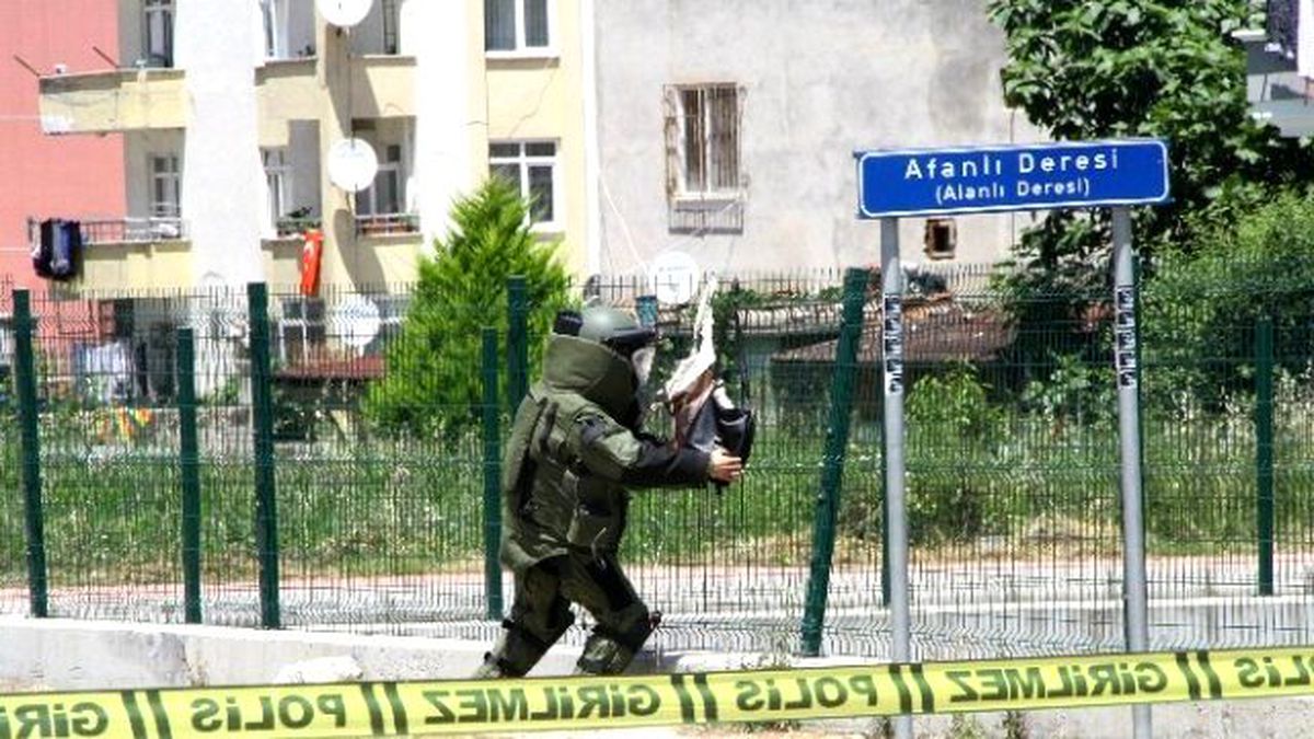 Derede Menfez Üzerine Asılan Çantalar Fünye ile Patlatıldı