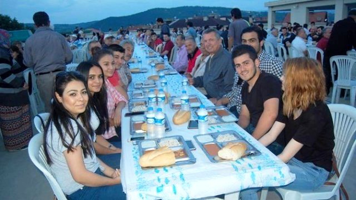 Her Akşam 500 Kişiye Yemek Veriliyor