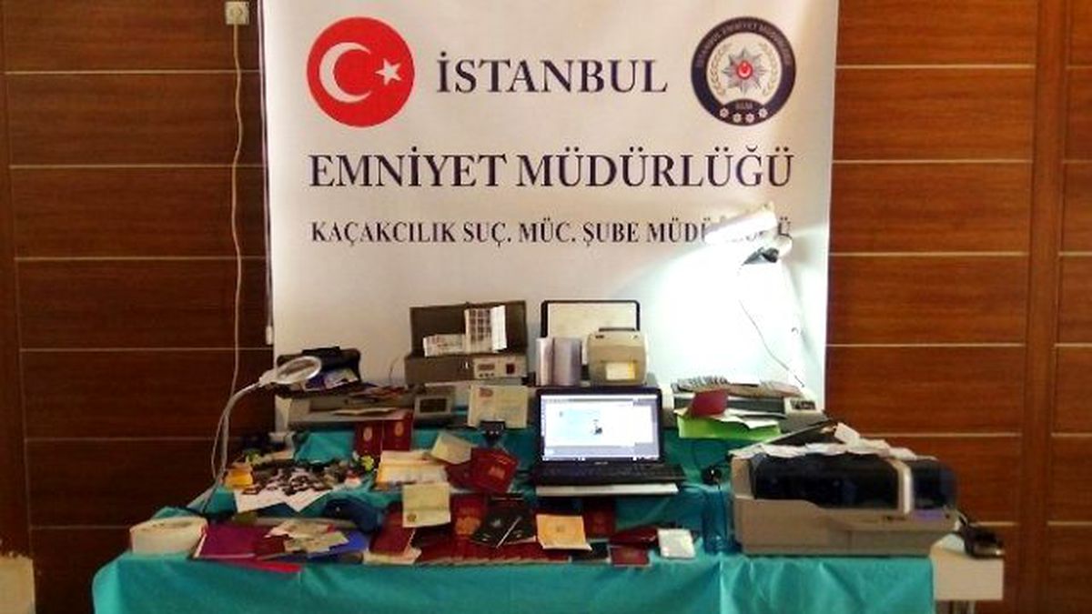 İstanbul\'da Sahte Pasaport Operasyonu Kamerada