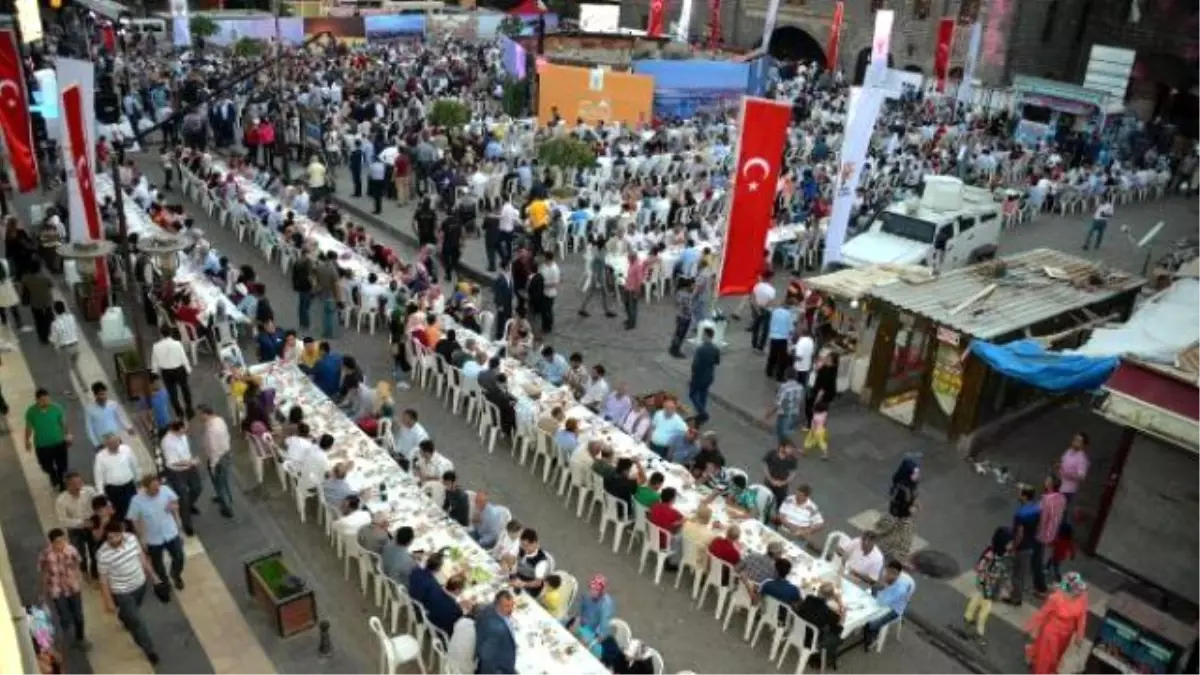 İstanbul\'dan Gelen Ak Partililer, Diyarbakır Sur\'da Vatandaşlarla İftar Yaptı