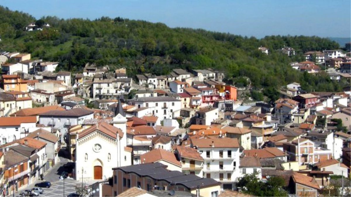 İtalya\'da Belediye Başkanı Kasabasını Facebook Üzerinden Satışa Çıkardı