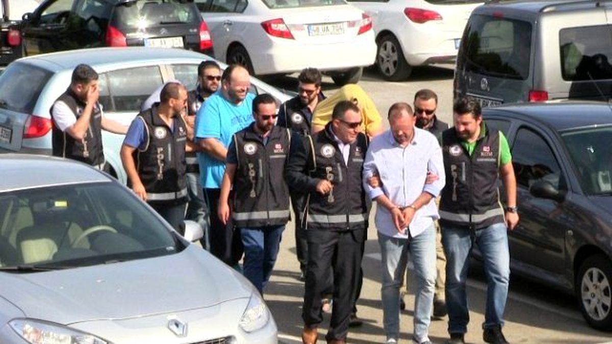 İzmir ve Bodrum\'da Fuhuş Operasyonu: 8 Kişi Gözaltında