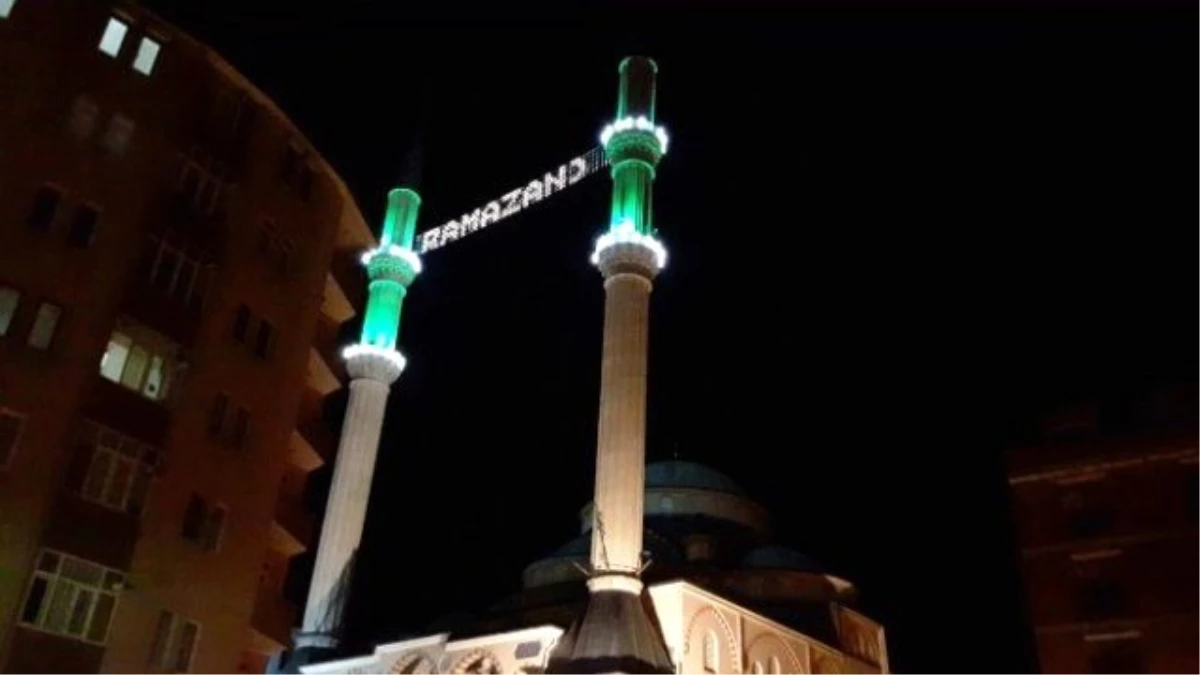 İzmit\'te Cami Minareleri Işıl Işıl