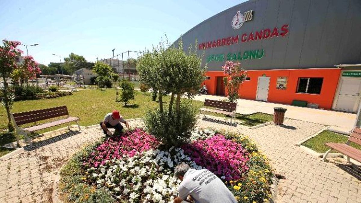 Karşıyaka 300 Bin Çiçekle Süsleniyor
