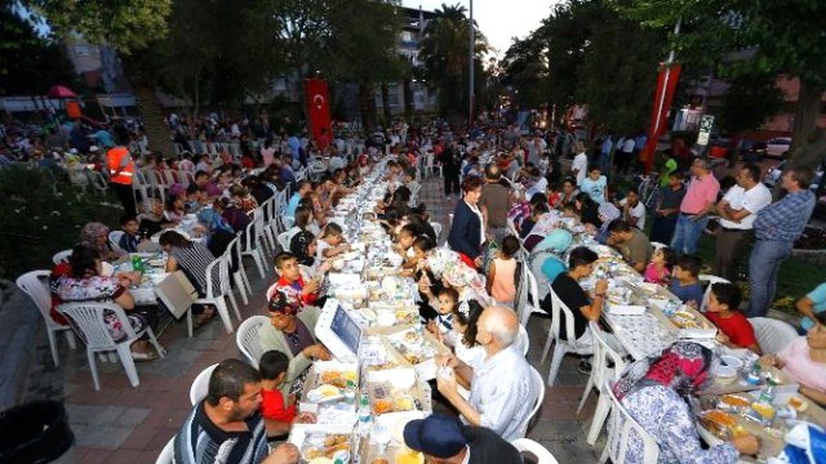 Konak\'ta Mahalle İftarları Zeytinlik\'te Başladı