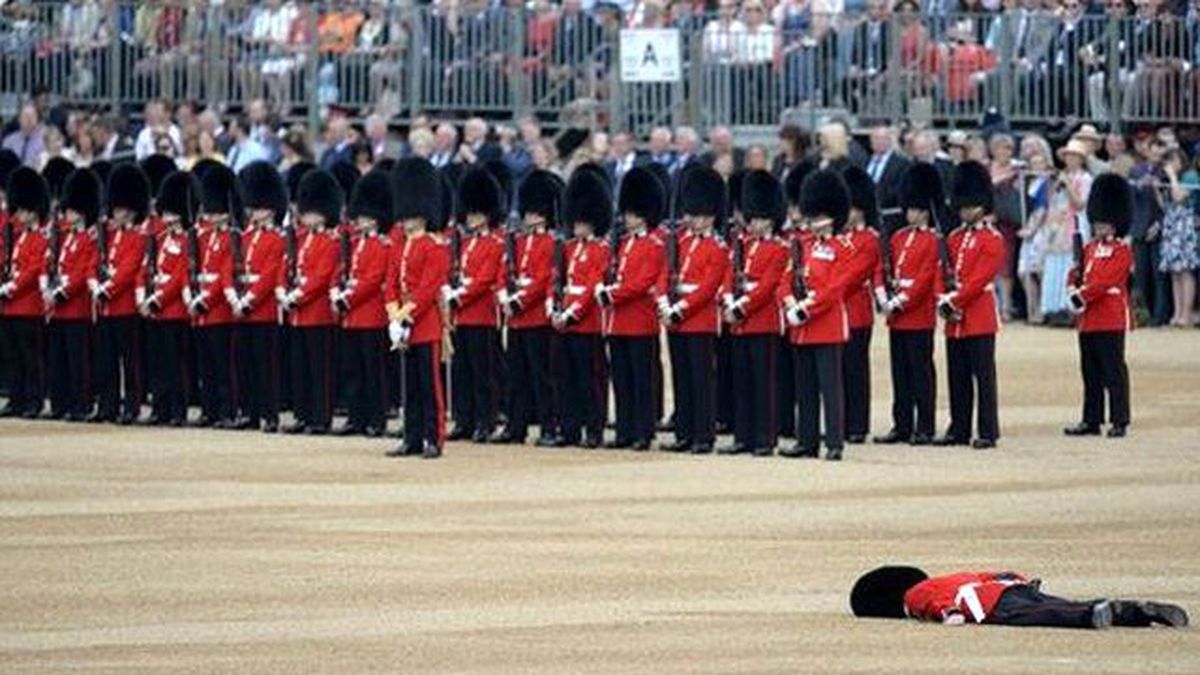 Kraliçe'nin Doğum Günü Kutlamalarında İngiliz Asker Bayıldı