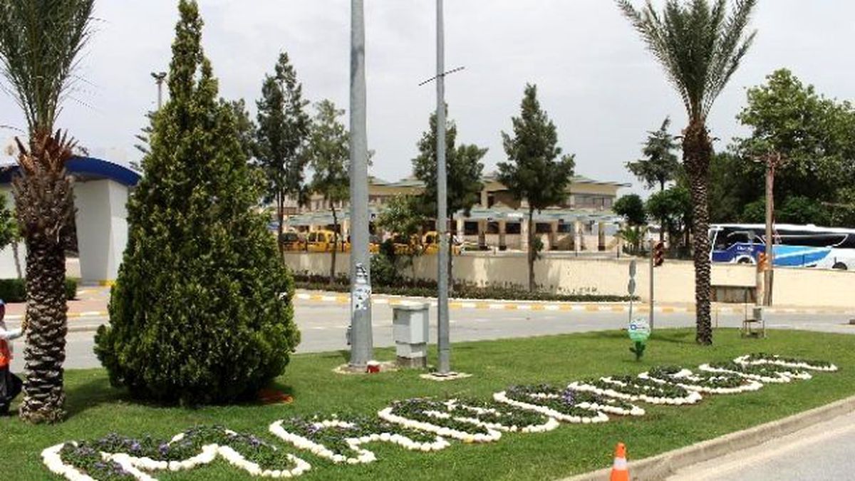 Manavgat\'ın Cadde, Bulvar ve Kavşaklar Çiçeklerle Donatıldı
