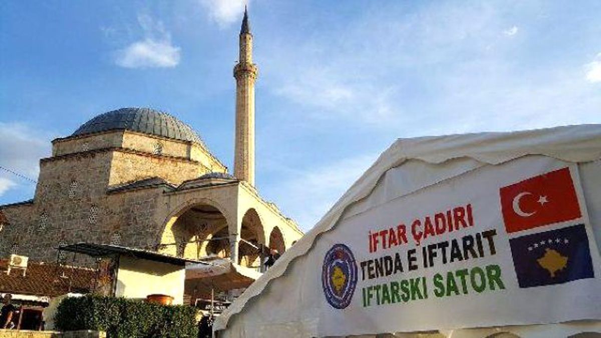 Mehmetçiğin Kosova\'da Açtığı İftar Çadırına Yoğun İlgi
