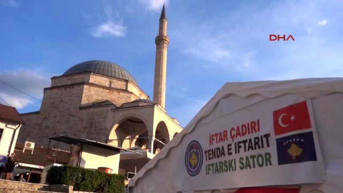 Mehmetçiğin Kosova\'da Açtığı İftar Çadırına Yoğun İlgi