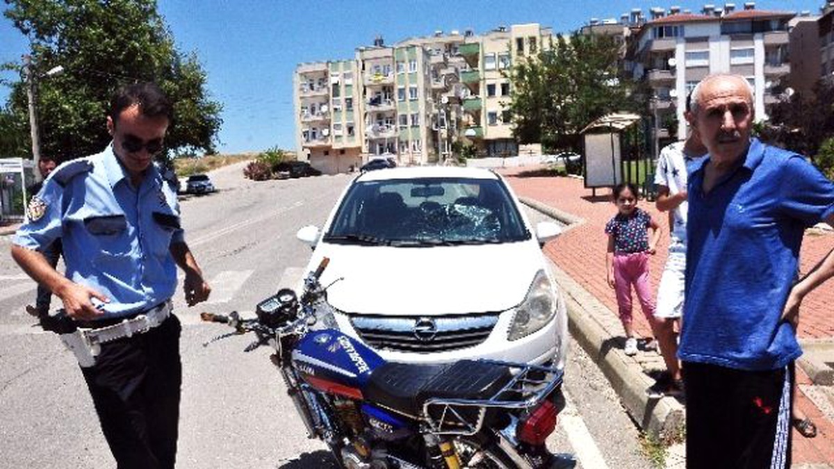 Motosikletli Gençler Otomobile Çarpıp Kaçtı