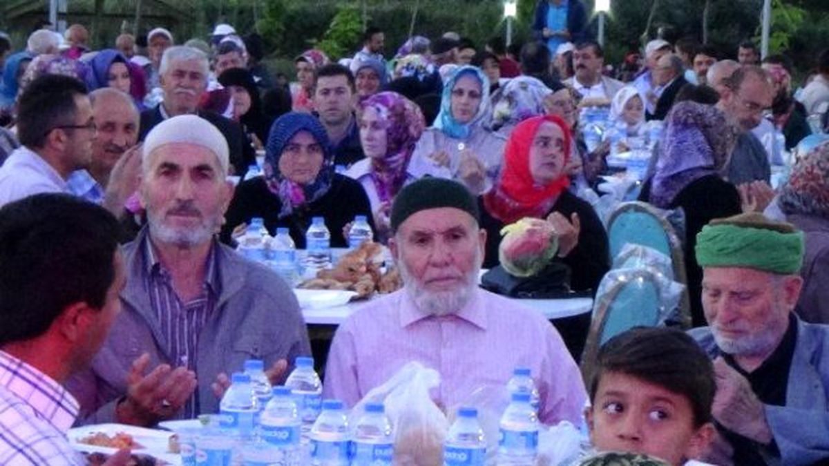 Osmaneli\'de Geleneksel İftar Yemeği