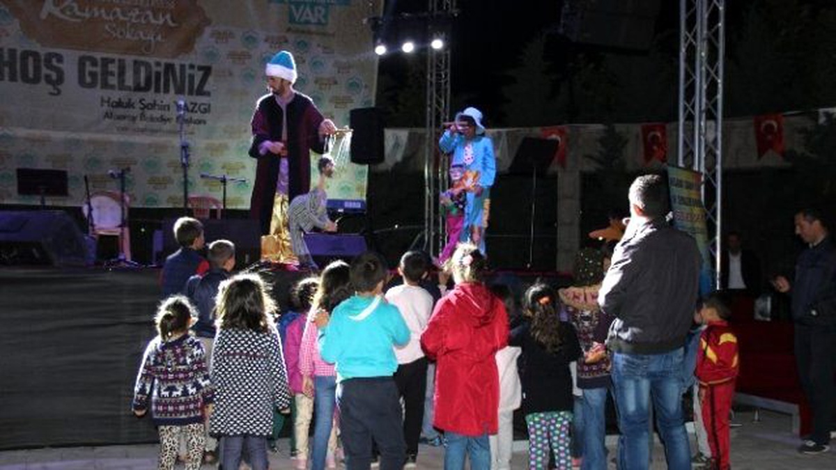 Ramazan Sokağına Gelen Çocuklar Eğleniyor