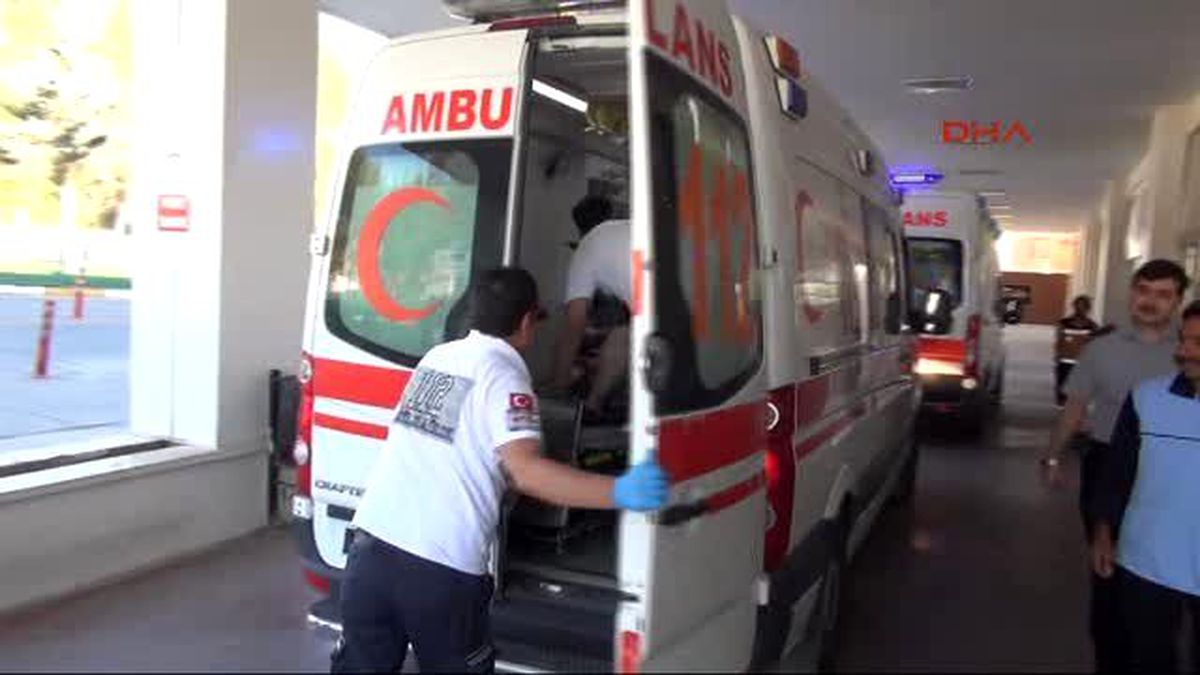 Şanlıurfa\'da Tarım İşçilerini Taşıyan Kamyonet Kaza Yaptı 2 Ölü 21 Yaralı