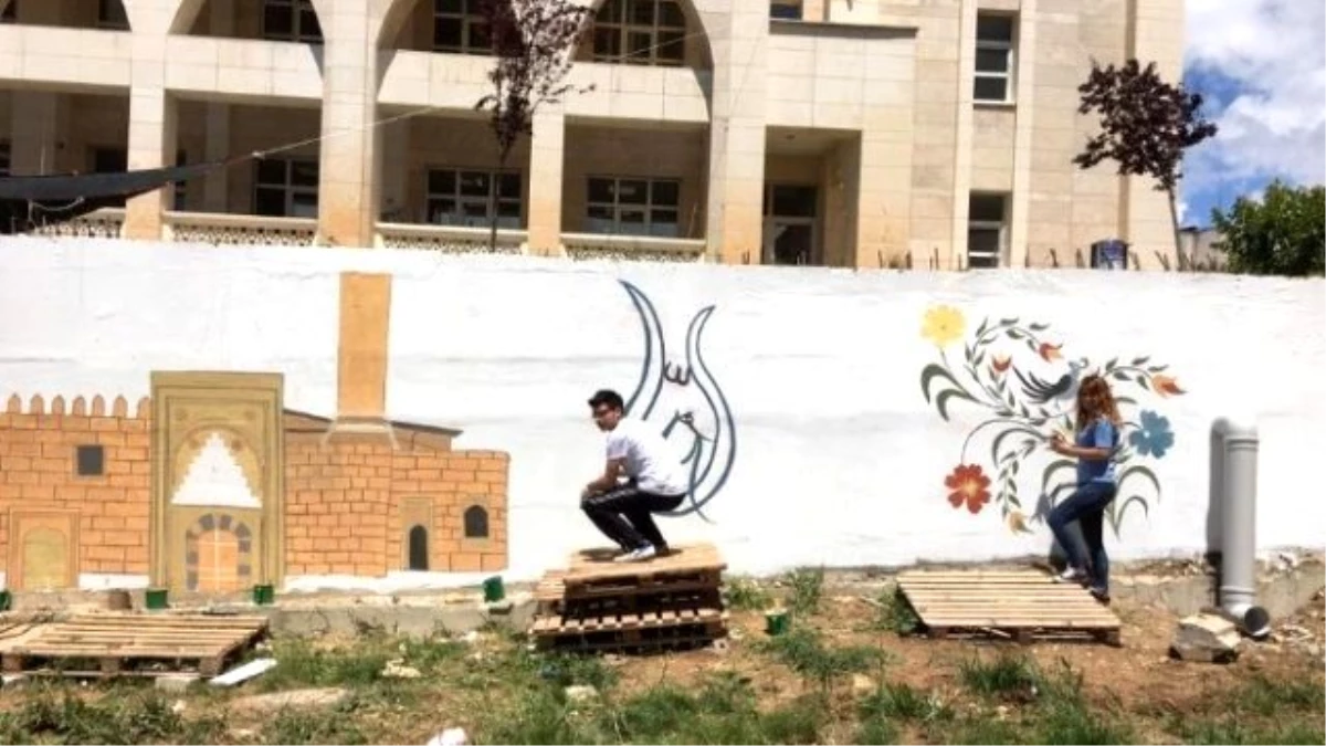 Üniversite Öğrencileri Okulun Bahçe Duvarlarını Süsledi