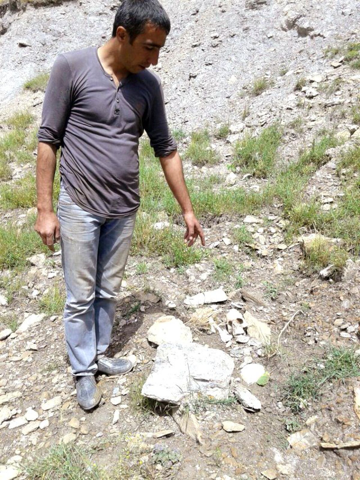Yol Çalışması Mezarlıkta Heyelana Neden Oldu, İnsan Kemikleri Yola Saçıldı