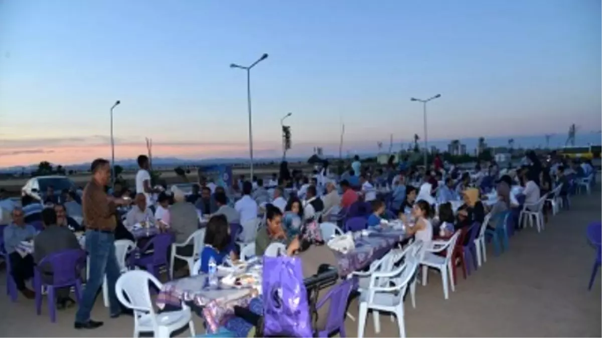 Anlı ve Kışanak İftar Çadırlarında Oruçlarını Açtı