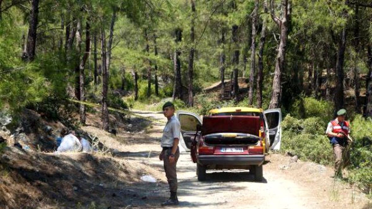 Ayrı Yaşadığı Eşi ve Eşinin Erkek Arkadaşını Öldürüp, Kaçtı
