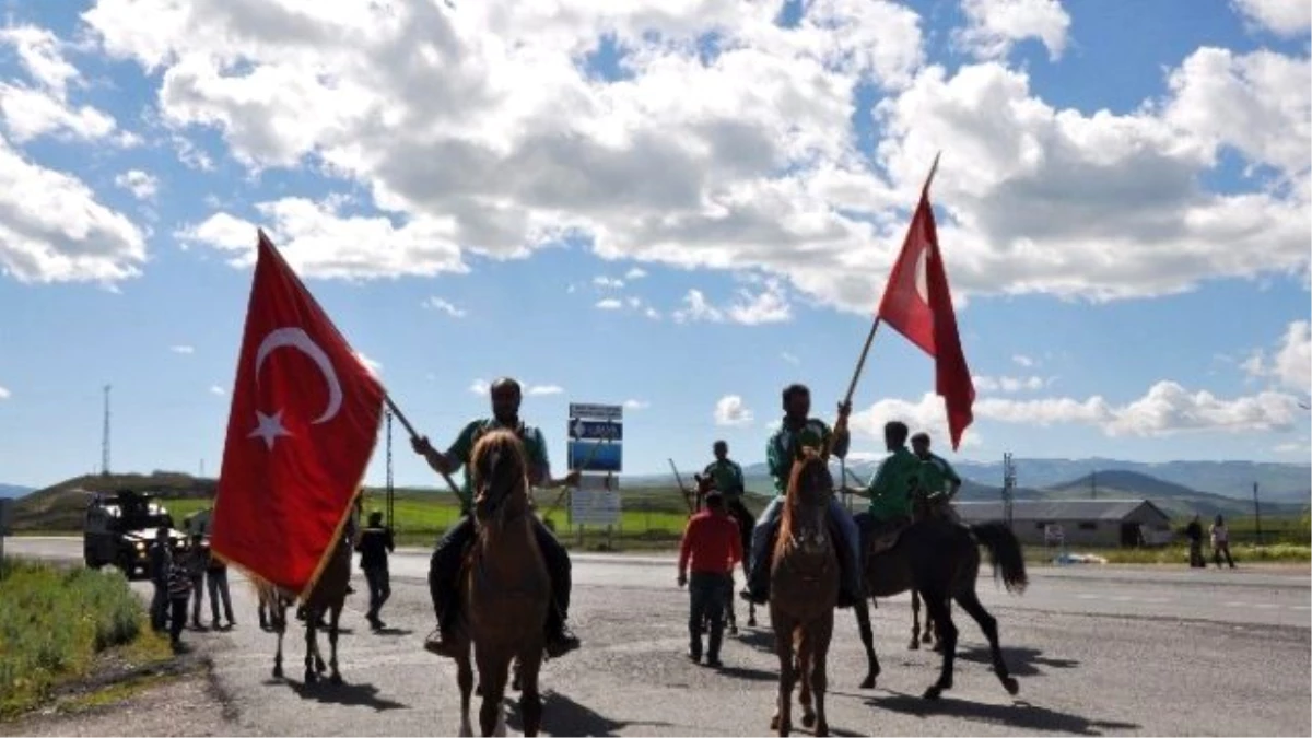 Bakan Ahmet Arslan\'ı Cirit Takımı Türk Bayraklarıyla Karşıladı