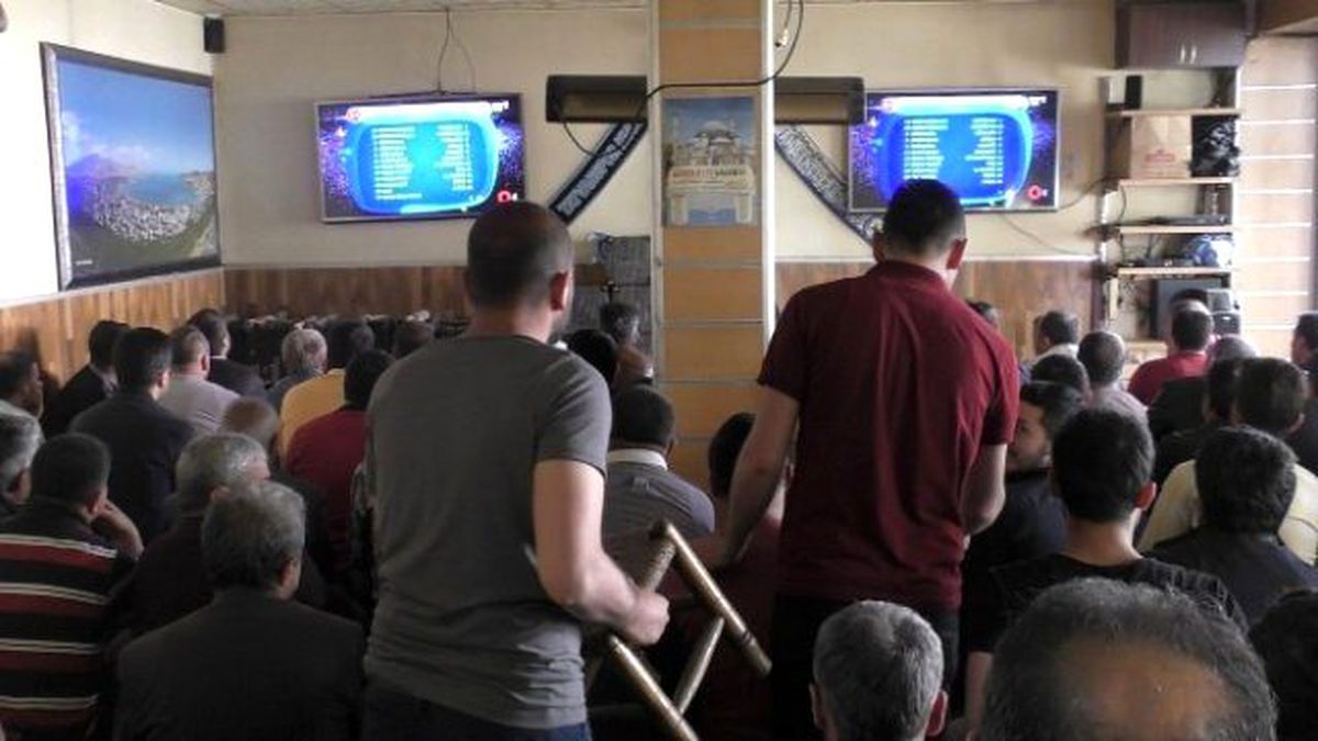 Bitlisliler Türkiye Maçı İçin Kahvelere Akın Etti