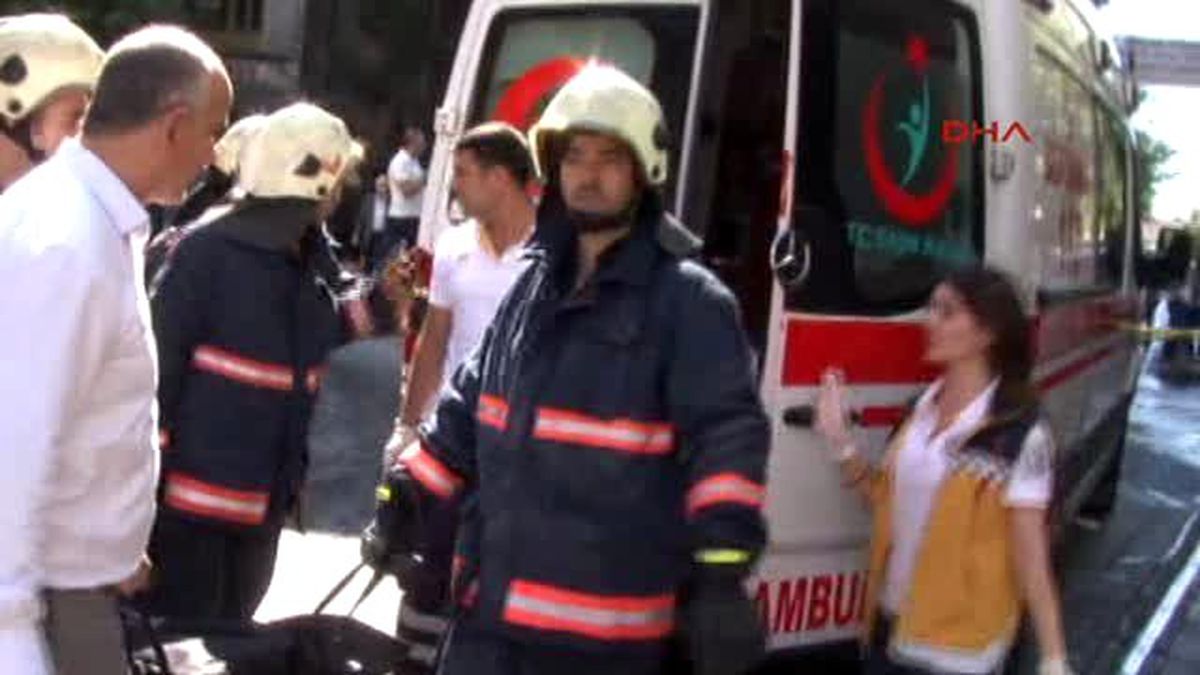 Cihangir\'deki Patlamada Molozların Altında Kalan Bir Simitçi Hayatını Kaybetti