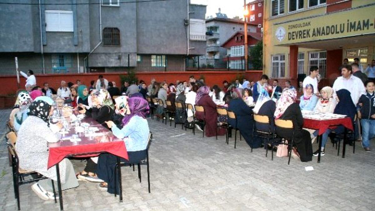 Devrek Anadolu İmam Hatip Lisesinden İftar Programı